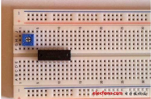 在面包板上方的2-4列插入可變電阻