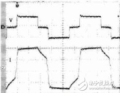 圖4 　使用容性功率母排后變壓器初級(jí)電壓和電流波形